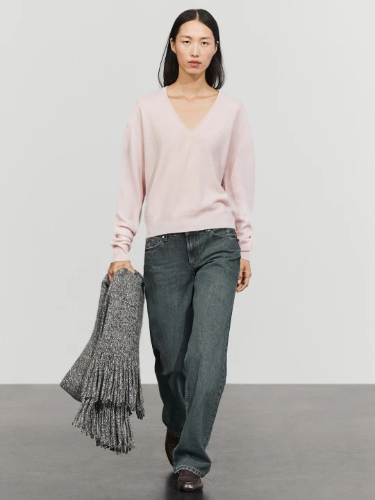 Zdjęcie produktu Dzianinowy Sweter Z Mieszanki Wełny Z Dekoltem W Serek - Blady Róż - Massimo Dutti - Female