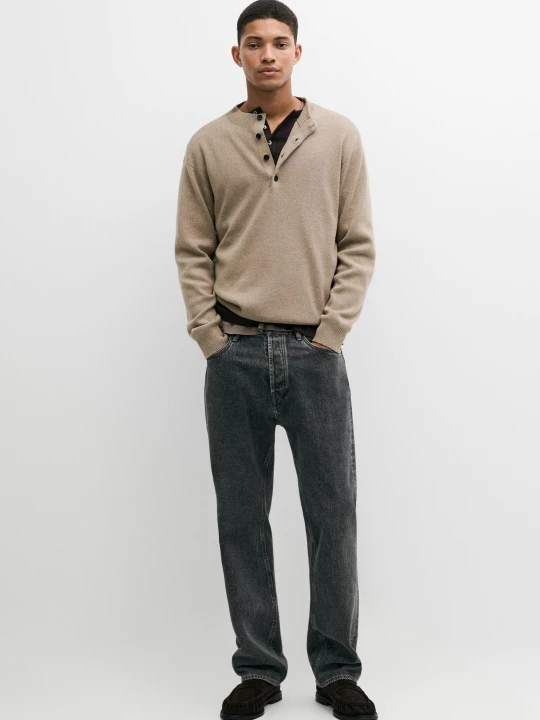 Zdjęcie produktu Dzianinowy Sweter Z Półgolfem Zapinany Na Guziki - Jasnobeżowy - Massimo Dutti - Male