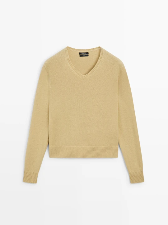 Zdjęcie produktu Dzianinowy Sweter Ze 100% Wełny Z Dekoltem W Serek - Oliwkowy - Massimo Dutti - Female
