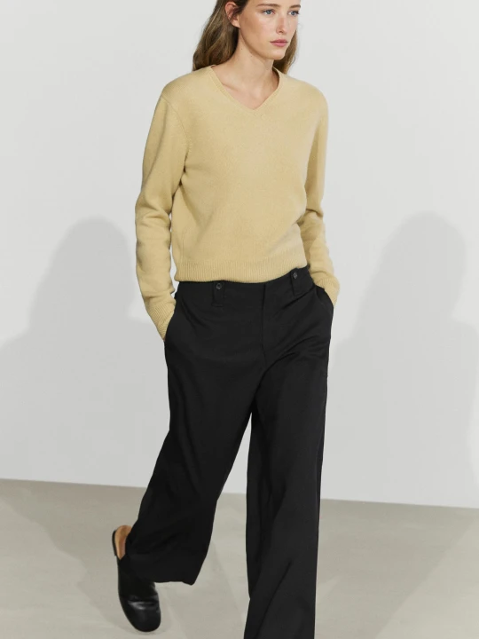 Zdjęcie produktu Dzianinowy Sweter Ze 100% Wełny Z Dekoltem W Serek - Oliwkowy - Massimo Dutti - Female