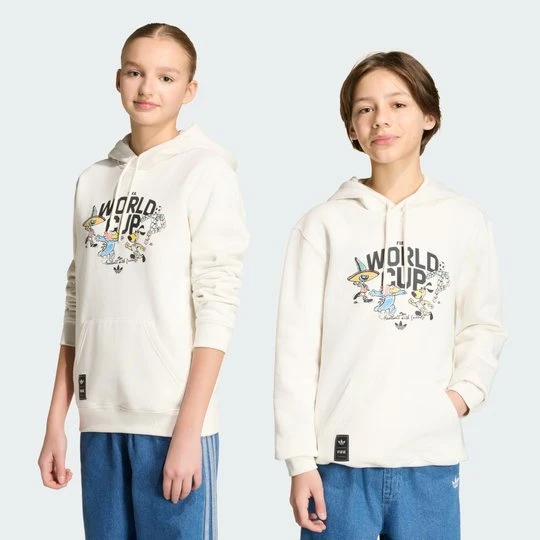 Zdjęcie produktu Dziecięca bluza Mistrzostwa Świata FIFA 26 z motywem maskotki Adidas Cloud White