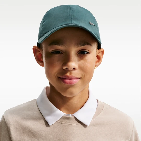 Zdjęcie produktu Dziecięca czapka z metalowym logo Swoosh Nike Dri-FIT Club - Szary