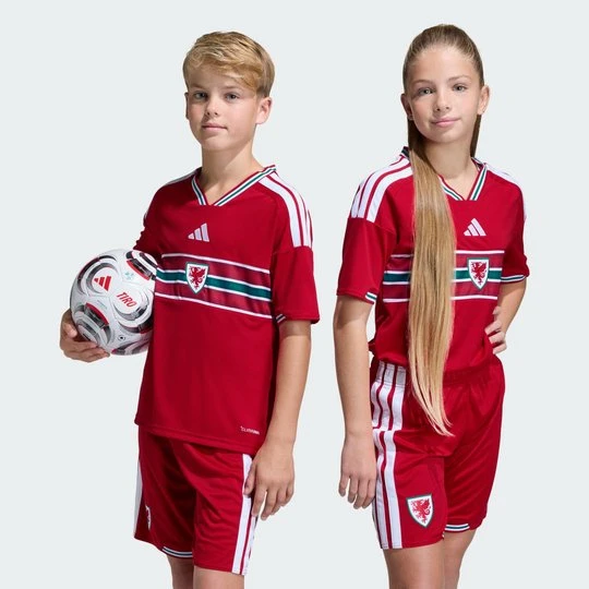 Zdjęcie produktu Dziecięca koszulka podstawowa Walia 26 Adidas Better Scarlet