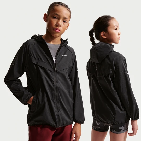 Zdjęcie produktu Dziecięca kurtka treningowa z ochroną przed promieniowaniem UV Repel Nike Stride - Czerń