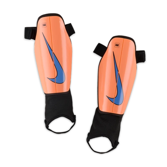 Zdjęcie produktu Dziecięce nagolenniki piłkarskie Nike Charge - Pomarańczowy