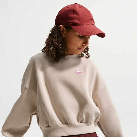 Zdjęcie produktu Dziewczęca bluza dresowa o pudełkowym kroju z półokrągłym dekoltem Nike Club Fleece - Brązowy
