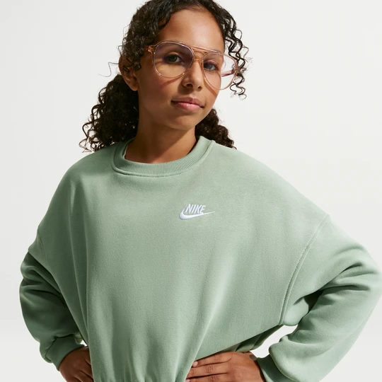 Zdjęcie produktu Dziewczęca bluza dresowa o pudełkowym kroju z półokrągłym dekoltem Nike Club Fleece - Zieleń