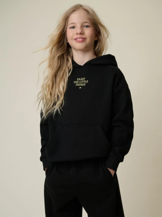 Zdjęcie produktu Dziewczęca bluza nierozpinana z kapturem 4F 4FJRSS26TSWSF2810 - czarna