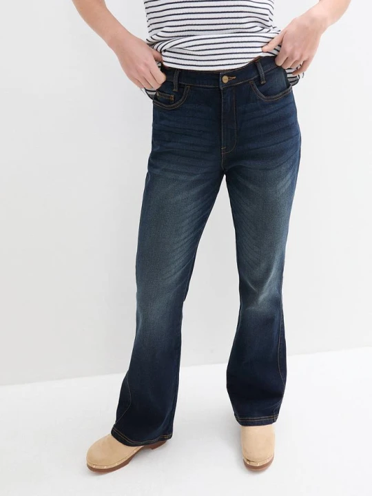 Zdjęcie produktu Dżinsy o kroju bootcut, high waist, z wygodnym paskiem BonPrix niebieski