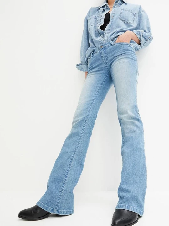 Zdjęcie produktu Dżinsy o kroju bootcut, mid waist, ze stretchem BonPrix niebieski