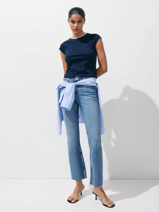 Zdjęcie produktu Dżinsy Sienna flare crop średni niebieski - Kobieta - MANGO