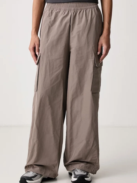 Zdjęcie produktu EA7 Emporio Armani spodnie damskie brązowy