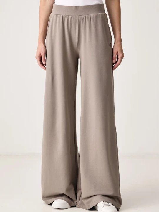 Zdjęcie produktu EA7 Emporio Armani spodnie dresowe damskie bawełniane z elastanem beżowy