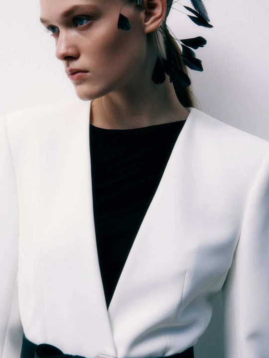 Zdjęcie produktu Ear cuff z piórami Patrizia Pepe czarny