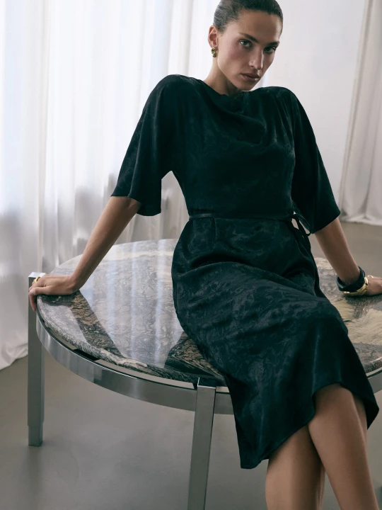 Zdjęcie produktu Elegancka czarna sukienka midi w kwiaty Taranko