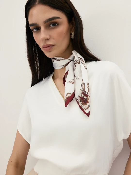 Zdjęcie produktu Elegancka jedwabna apaszka w kwiaty Taranko