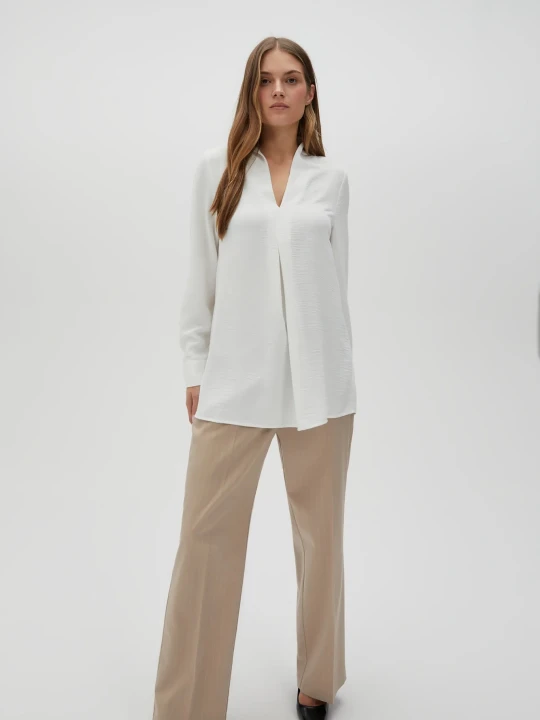 Zdjęcie produktu Elegancka koszula z gładkiego materiału biała Moodo