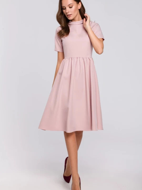 Zdjęcie produktu Elegancka rozkloszowana sukienka z wywiniętą stójką czarna Sukienki.shop