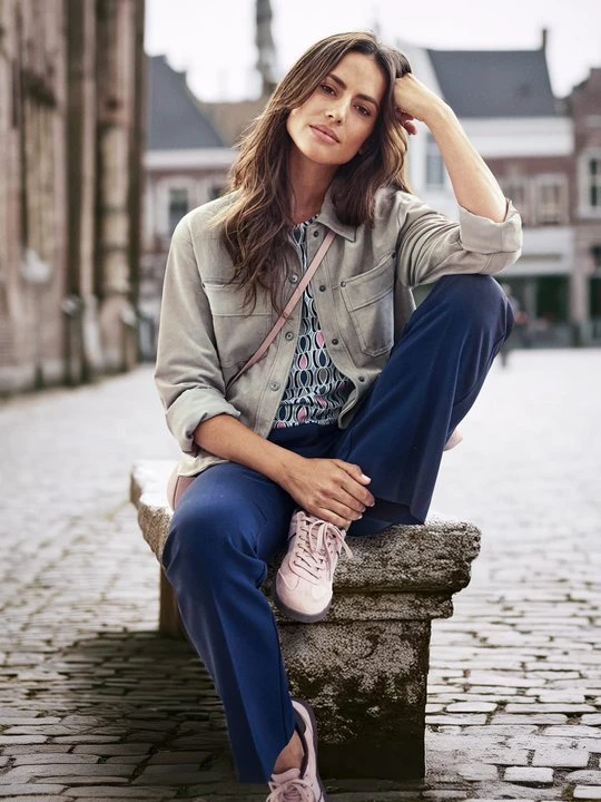 Zdjęcie produktu Eleganckie granatowe spodnie damskie Mona Bootcut – Vintage Romance Olsen