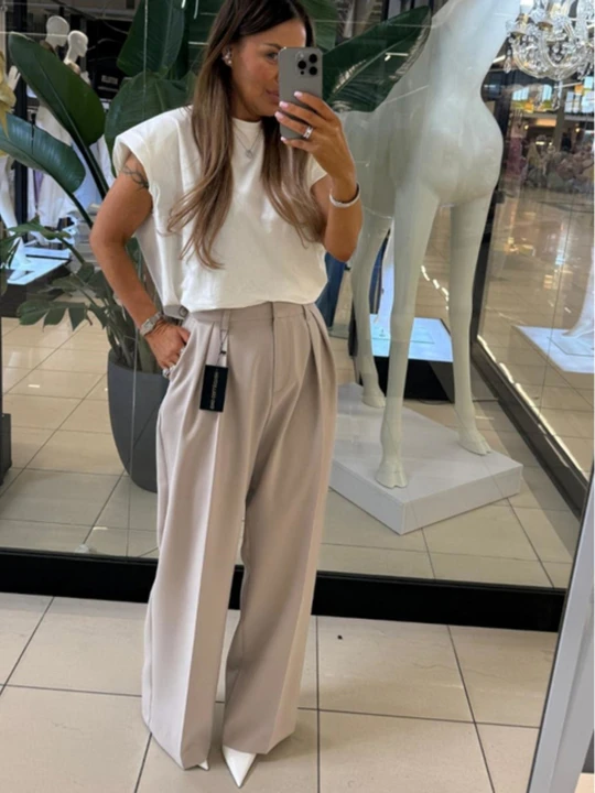 Zdjęcie produktu Eleganckie spodnie z zakładkami MIHO - cappuccino  magmac 