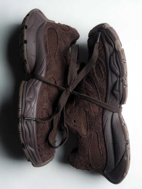 Zdjęcie produktu ES8: Ciemnobrązowe sneakersy damskie z miękkiego weluru na sprężystej platformie brązowy