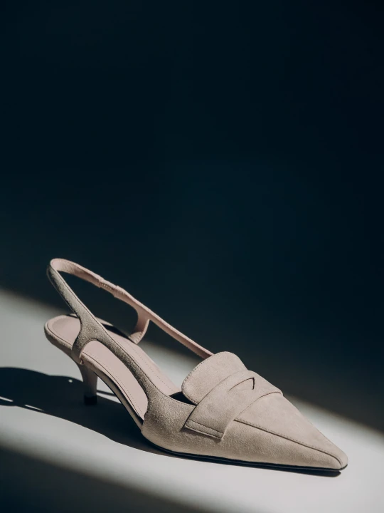 Zdjęcie produktu Estro: Beżowe czółenka - slingbacki z weluru naturalnego na obcasie typu kitten heel
