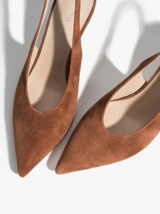 Zdjęcie produktu Estro: Brązowe welurowe czółenka damskie typu slingback na obcasie