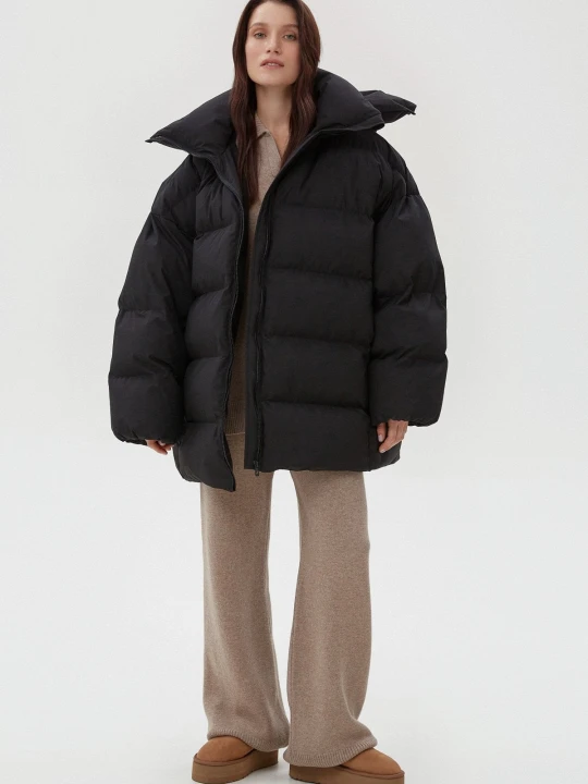 Zdjęcie produktu Estro: Czarna pikowana kurtka damska oversize typu puffer z wysokim kołnierzem