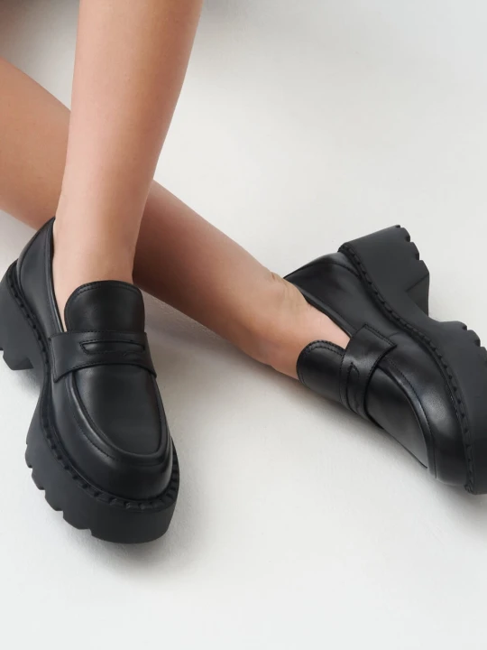 Zdjęcie produktu Estro: Czarne loafersy damskie ze skóry naturalnej na grubej podeszwie