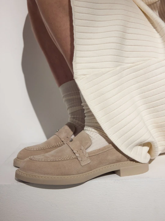 Zdjęcie produktu Estro: Jasnobeżowe loafersy damskie typu Penny z włoskiego weluru naturalnego Premium beżowy