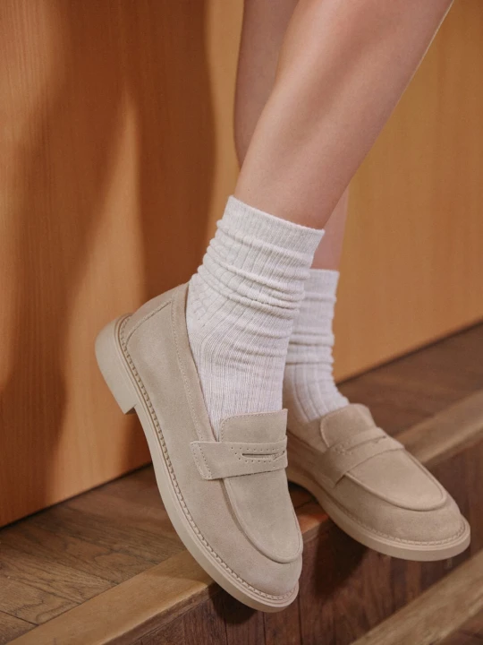 Zdjęcie produktu Estro: Klasyczne beżowe loafersy damskie typu Penny z włoskiego weluru naturalnego