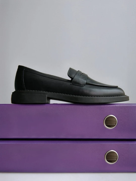 Zdjęcie produktu Estro: Klasyczne czarne loafersy damskie typu Penny z włoskiej skóry naturalnej Premium