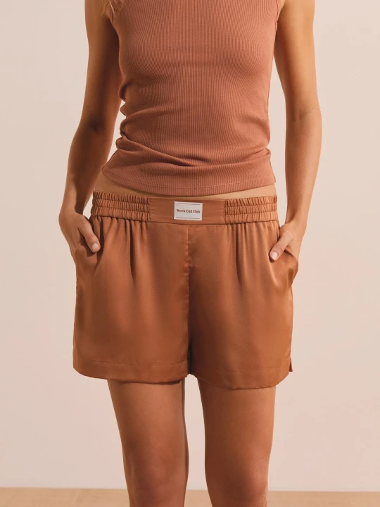 Zdjęcie produktu Satynowe szorty piżamowe Etam camel