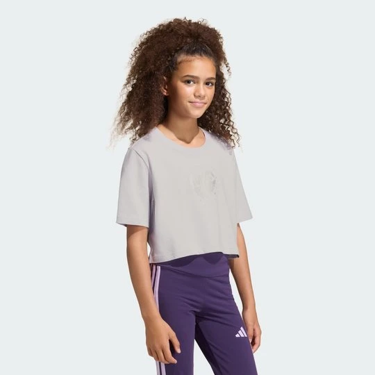 Zdjęcie produktu EVERYDAY GLAM CROPPED GRAPHIC T-SHIRT JUNIOR Adidas Ice Lavender