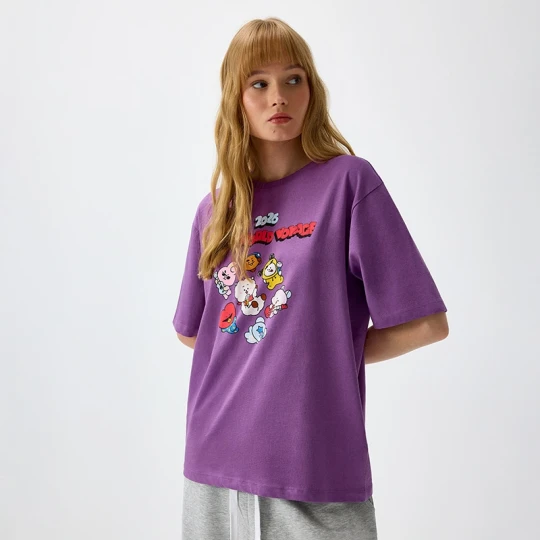 Zdjęcie produktu Fioletowa koszulka z nadrukiem BT21 House