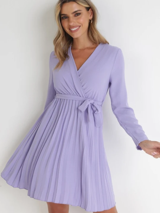 Zdjęcie produktu Fioletowa Sukienka Plisowana z Kopertowym Dekoltem i Paskiem Minesia New Collection