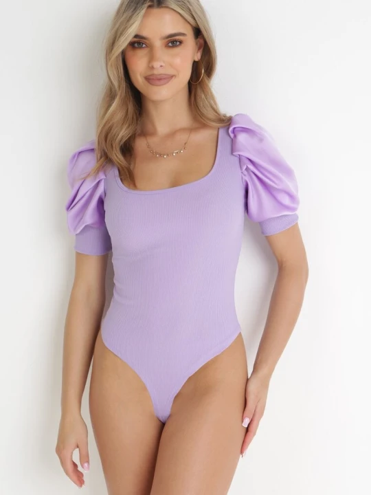 Zdjęcie produktu Fioletowe Prążkowane Body z Bufiastymi Rękawami Teasea Lily Rose