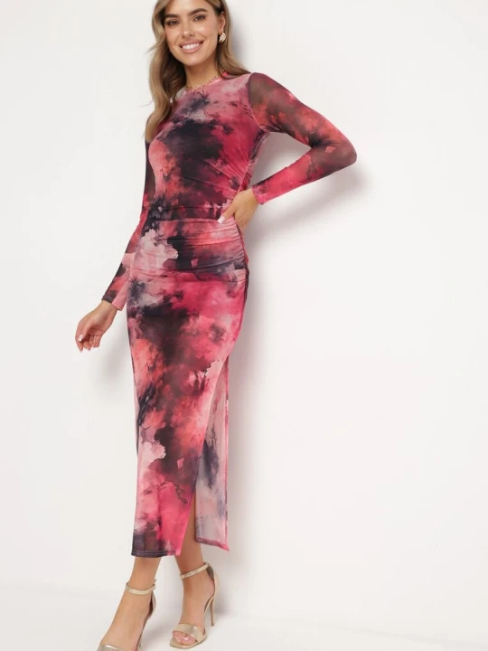 Zdjęcie produktu Fuksjowa Sukienka o Dopasowanym Fasonie Bodycon z Rozcięciem i Marmurkowym Wzorem Urientia By Swan Różowy