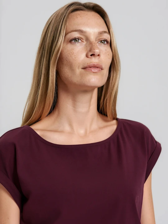 Zdjęcie produktu Gładki t-shirt burgundowy Moodo