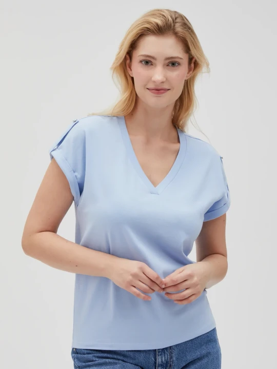 Zdjęcie produktu Gładki t-shirt z dekoltem w serek błękitny Moodo