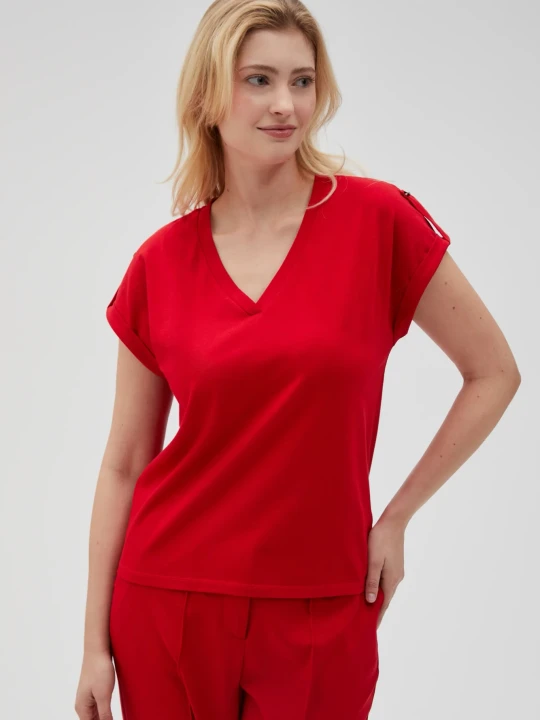 Zdjęcie produktu Gładki t-shirt z dekoltem w serek czerwony Moodo