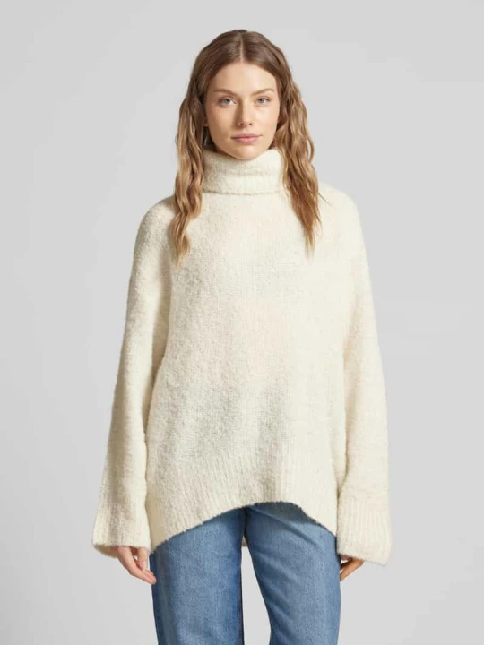 Zdjęcie produktu Golf o kroju relaxed fit z dodatkiem wełny model ‘NATHERINE’ Pieces Złamany biały melanż