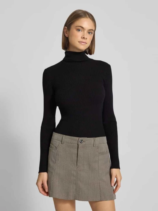 Zdjęcie produktu Golf o kroju slim fit z prążkowanej mieszanki wiskozy model ‘MIRA’ Pieces Czarny