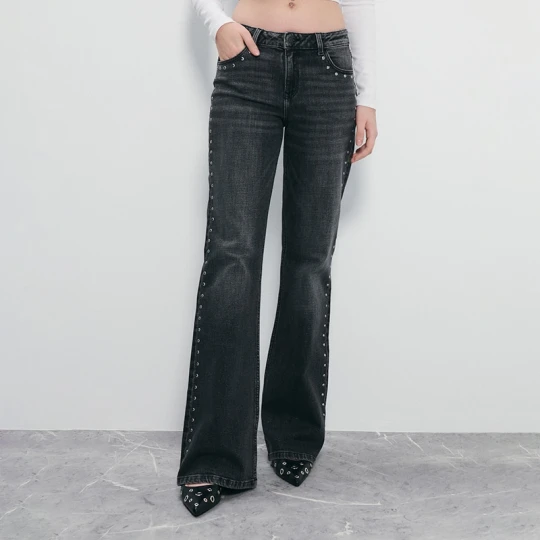 Zdjęcie produktu Grafitowe jeansy dzwony bootcut z nitami House szary