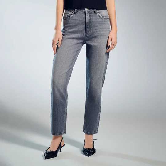 Zdjęcie produktu Grafitowe jeansy mom slim fit House szary