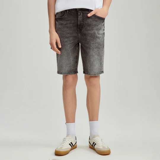 Zdjęcie produktu Grafitowe szorty jeansowe slim comfort przed kolano House szary