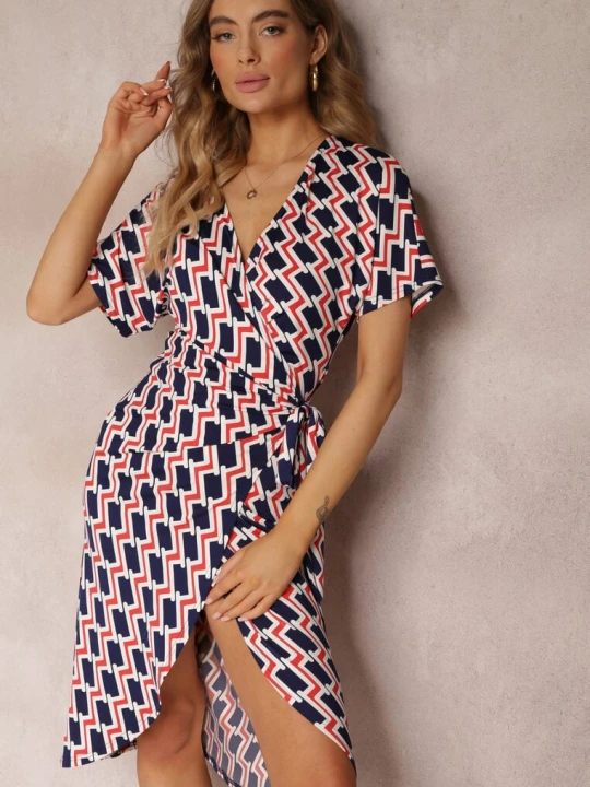 Zdjęcie produktu Granatowa Kopertowa Sukienka Wiązana w Pasie w Geometryczny Wzór Aphrosia By Swan