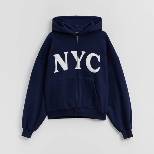Zdjęcie produktu Granatowa rozpinana bluza z kapturem i napisem NYC House