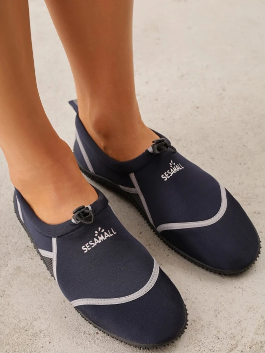 Zdjęcie produktu Granatowe Elastyczne Buty Sportowe do Wody Ralvie
