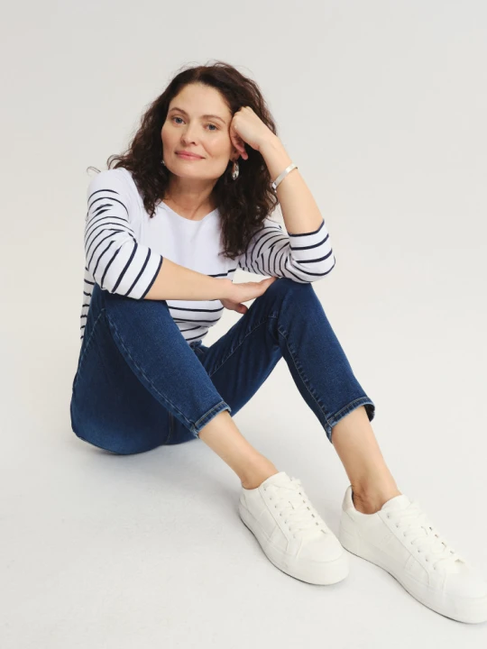 Zdjęcie produktu Granatowe jeansy skinny z subtelnymi przetarciami Greenpoint